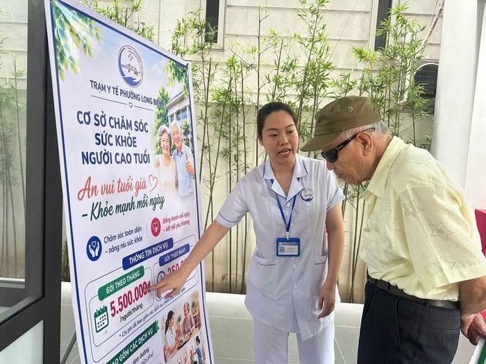 Nhân viên y tế hướng dẫn các dịch vụ cho người cao tuổi. (Ảnh: Thùy Giang/Vietnam+)