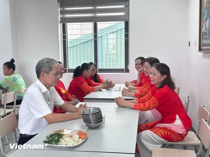 Người cao tuổi sinh hoạt tại phòng ăn. (Ảnh: Thùy Giang/Vietnam+)
