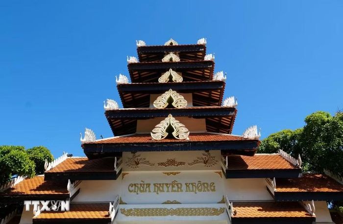 Hoa văn tinh xảo trang trí trên cổng của chùa Huyền Không, thành phố Huế. (Ảnh: Nguyên Lý/TTXVN) 