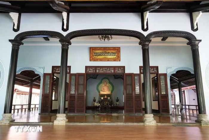 Các cửa vào Chánh Điện của chùa Huyền Không, thành phố Huế. (Ảnh: Nguyên Lý/TTXVN)