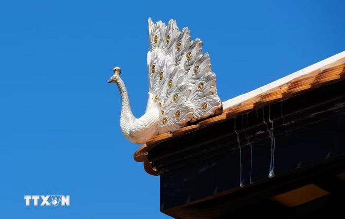 Hình tượng chim khổng tước tinh xảo được trang trí trên cổng chùa Huyền Không, thành phố Huế. (Ảnh: Nguyên Lý/TTXVN) 