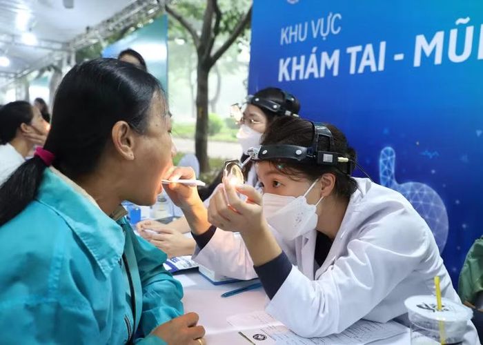 Các bác sỹ khám sức khỏe miễn phí cho người dân. (Ảnh: PV/Vietnam+)