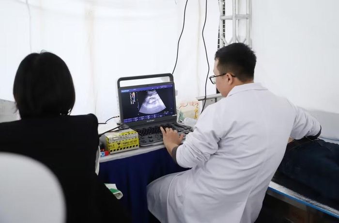 Bác sỹ thực hiện kỹ thuật siêu âm. (Ảnh: PV/Vietnam+)