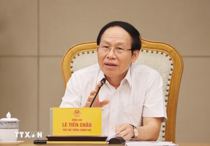Phó Thủ tướng Lê Tiến Châu chủ trì họp hoàn thiện Đề án thí điểm thực hiện đánh giá, chấm điểm (KPI) về công tác xây dựng pháp luật. (Ảnh: Lâm Khánh/TTXVN)