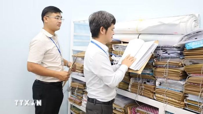Tại Phòng Kinh tế, Hạ tầng và Đô thị phường Chơn Thàn, thành phố Đồng Nai, toàn bộ quá trình xử lý hồ sơ được theo dõi chặt chẽ; hồ sơ trễ hẹn ở khâu nào, trách nhiệm thuộc về cá nhân nào đều được xác định rõ. (Ảnh: Đậu Tất Thành/TTXVN)