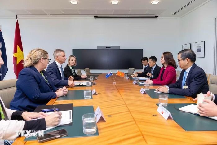 Toàn cảnh buổi làm việc giữa Thứ trưởng Bộ Ngoại giao Nguyễn Minh Hằng và Đồng Bộ trưởng Ngoại giao và Thương mại Australia Matt Thistlethwaite. (Ảnh: TTXVN phát)
