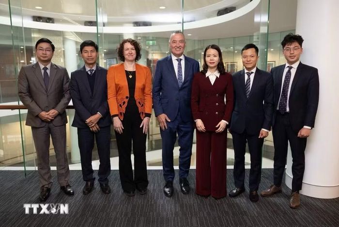 Thứ trưởng Bộ Ngoại giao Nguyễn Minh Hằng (thứ 3 từ phải sang) làm việc với Tiến sỹ Craig Emerson (thứ 4 từ trái sang), Chủ tịch điều hành Trung tâm nghiên cứu APEC Australia. (Ảnh: TTXVN phát)
