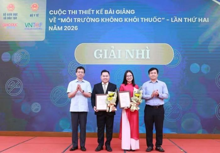 Ban tổ chức trao giải cho các tác giả đoạt giải Nhì. (Ảnh: BTC)