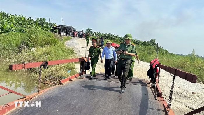 Đoàn công tác chuẩn bị lập biên bản cắm mốc thực địa, nhằm quản lý tốt khai thác cát trên dòng sông Hồng đoạn qua xã Cẩm Khê. (Ảnh: TTXVN)