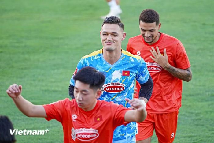 Lê Giang Patrik nhanh chóng hòa nhập với các đồng đội ở buổi tập đầu tiên của đội tuyển Việt Nam. (Ảnh: Việt Anh/Vietnam+)