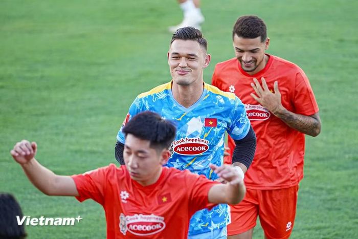 Ở đợt tập trung lần này, huấn luyện viên Kim Sang-sik đã triệu tập hàng loạt cầu thủ nhập tịch mới, trong đó có thủ thành Lê Giang Patrik của Câu lạc bộ Công an Thành phố Hồ Chí Minh. (Ảnh: Việt Anh/Vietnam+)