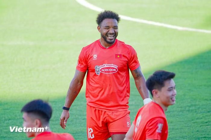 Tiền đạo Nguyễn Xuân Son (Rafaelson) hào hứng khi đội tuyển Việt Nam tiếp tục được bổ sung những cầu thủ nhập tịch chất lượng. (Ảnh: Việt Anh/Vietnam+)