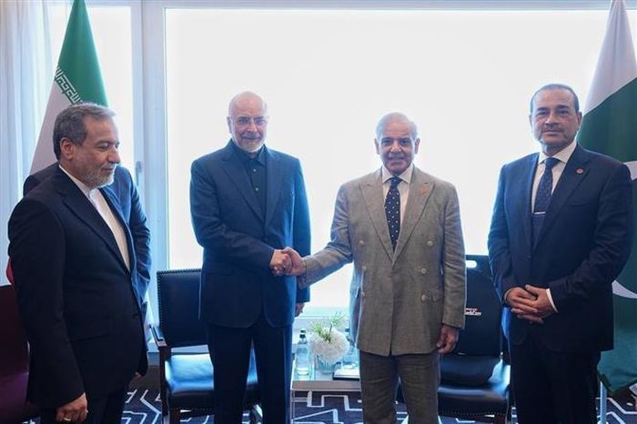 Ngoại trưởng Pakistan Shehbaz Sharif (thứ 2, phải) trong cuộc gặp Phái đoàn đàm phán Iran do Chủ tịch Quốc hội Iran Mohammad Bagher Ghalibaf (thứ 2, trái) dẫn đầu và Ngoại trưởng Abbas Araghchi (trái) tại Burgenstock, Thụỵ Sĩ ngày 21/6/2026. Ảnh: Anadolu Agency/TTXVN