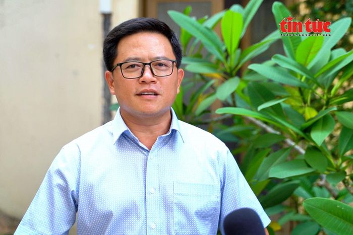 Ông Bùi Nguyễn Huy Hoàng, Phó Chủ tịch UBND phường Hạnh Thông, trao đổi với báo chí về công tác rà soát, tiếp nhận người hoạt động không chuyên trách vào đội ngũ công chức, viên chức tại địa phương.