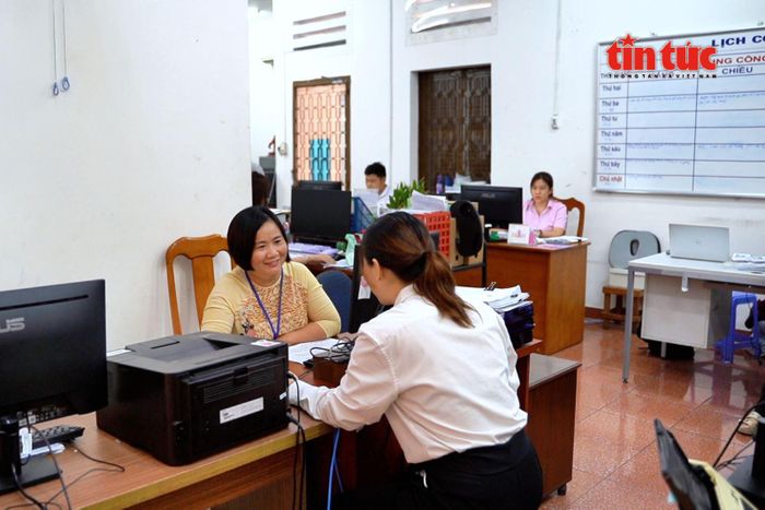 Chị Đặng Giang Nhiên (áo vàng), chuyên viên Phòng Văn hóa - Xã hội phường Hạnh Thông chia sẻ niềm vui khi được tuyển chọn vào đội ngũ công chức sau kỳ sát hạch dành cho người hoạt động không chuyên trách.