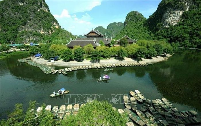 Vẻ đẹp sơn thủy hữu tình của bến đò Tràng An. Ảnh: Minh Đức/TTXVN.