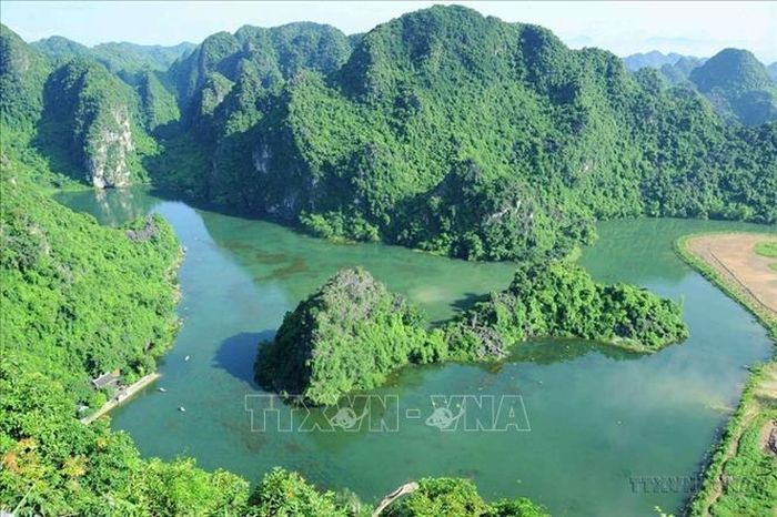 Được ví như “Hạ Long trên cạn” với gần 100 hang động tuyệt đẹp, Quần thể danh thắng Tràng An là di sản hỗn hợp đầu tiên của Việt Nam được UNESCO công nhận là di sản thế giới cả tiêu chí văn hóa và thiên nhiên. Ảnh: Minh Đức/TTXVN.