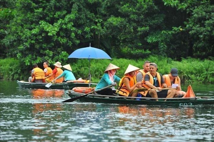 Du khách trong và ngoài nước tham quan khu du lịch Tràng An (Ninh Bình). Ảnh: Minh Đức/ TTXVN