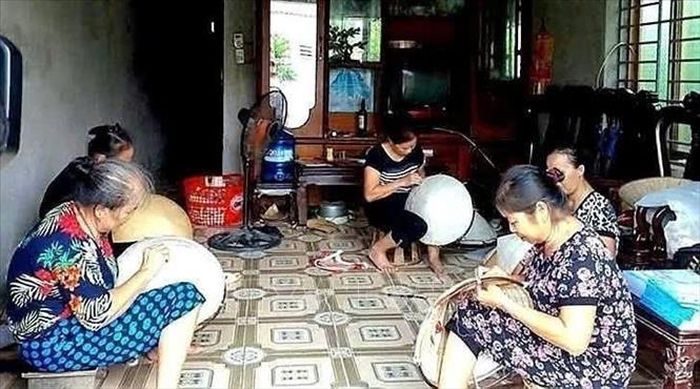 Phụ nữ Sai Nga, xã Cẩm Khê, giữ gìn nghề làm nón truyền thống.