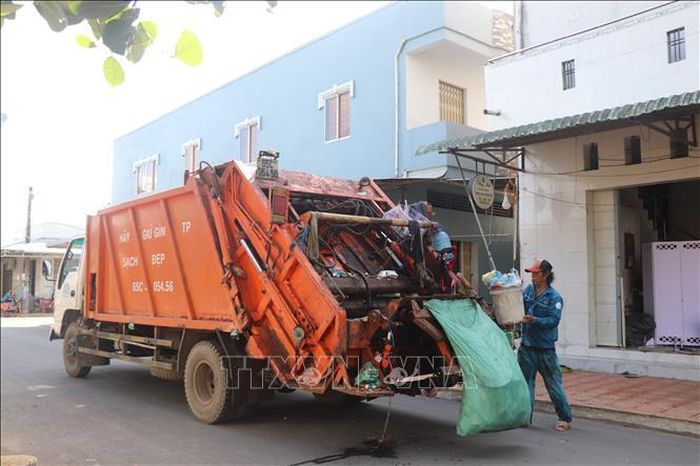 Hiện nay, thành phố Cần Thơ có hơn 15 đơn vị tham gia thu gom, vận chuyển rác thải sinh hoạt với tổng khối lượng từ 1.200 - 1.713 tấn/ngày.