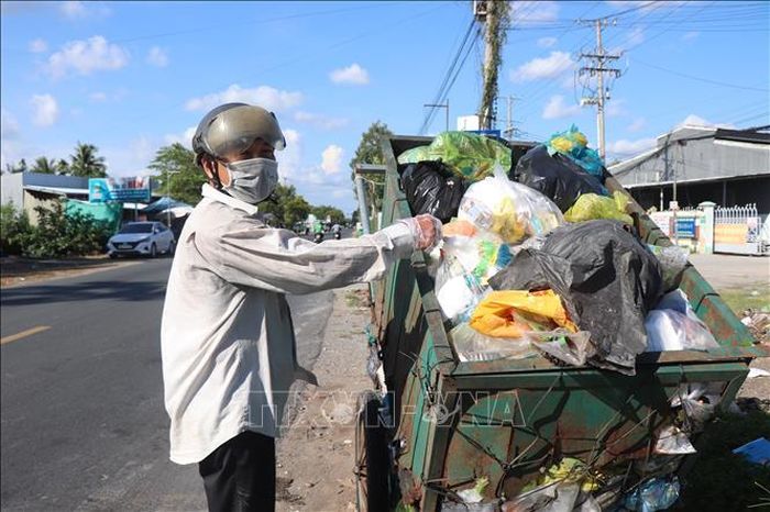 Doanh nghiệp bị nợ tiền dẫn đến ông Huỳnh Hoàng Sơn (xã Thạnh Hòa), người cộng tác thu gom rác cho doanh nghiệp bị nợ phụ cấp 11 tháng qua.