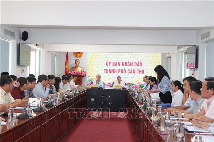 HĐND TP Cần Thơ làm việc với UBND thành phố và các doanh nghiệp, sở ban ngành liên quan tháo gỡ khó khăn công tác thu gom rác thải sinh hoạt trên địa bàn thành phố.