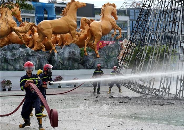 Lực lượng chức năng nỗ lực dập tắt đám cháy.