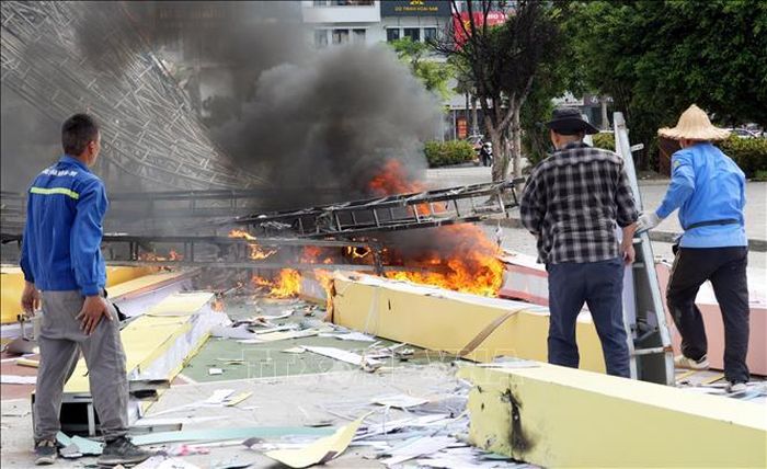 Nỗ lực dập tắt đám cháy.
