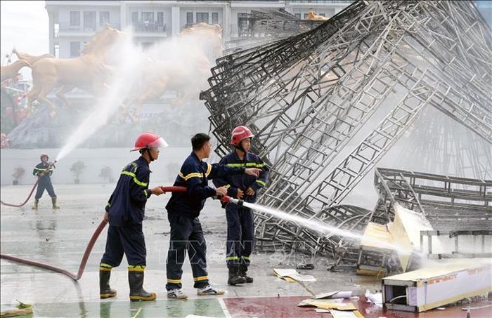 Lực lượng chức năng nỗ lực dập tắt đám cháy.