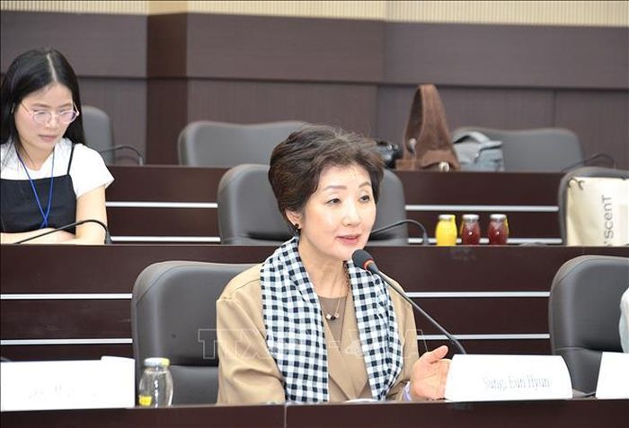 Bà Sung Eun-hyun, Phó Hiệu trưởng Trường Đại học Hoseo, phát biểu tại buổi thảo luận.