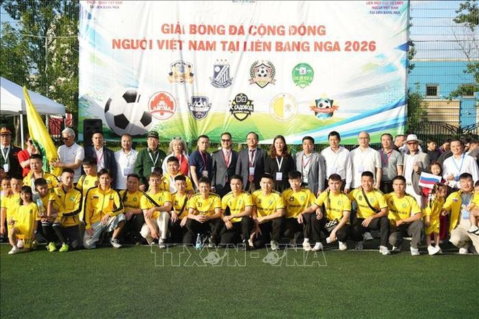Ban tổ chức giải, các vị khách mời và các cầu thủ tham gia giải chụp ảnh lưu niệm.