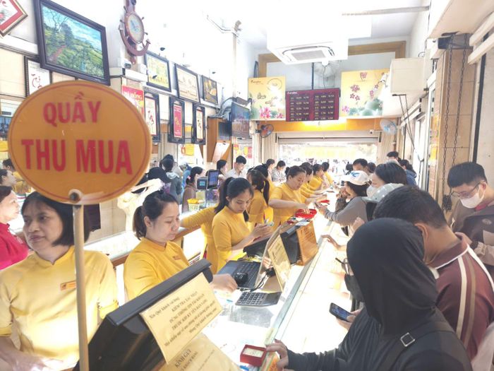 Người dân chờ mua vàng tại cửa hàng vàng Mi Hồng trên đường Bùi Hữu Nghĩa, phường Bình Thạnh sáng ngày 23/6.
