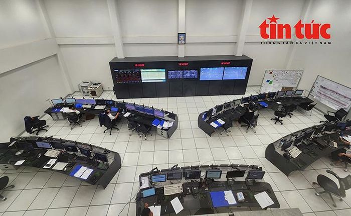 Bên trong tòa nhà điều khiển trung tâm với các hệ thống máy móc kỹ thuật, giám sát, liên lạc, vận hành cho hoạt động của cả tuyến metro đều có nhân viên làm việc.