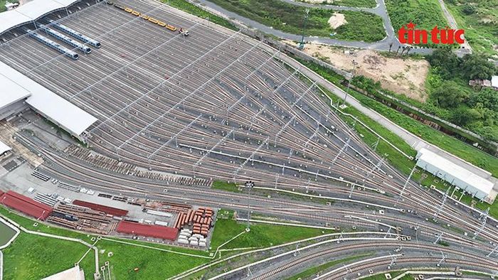 Depot có diện tích hơn 20 ha, với các tòa nhà vận hành, xưởng chính, bãi đỗ, trạm vệ sinh, đường ray, khu nhiên liệu, hệ thống điện, tín hiệu.