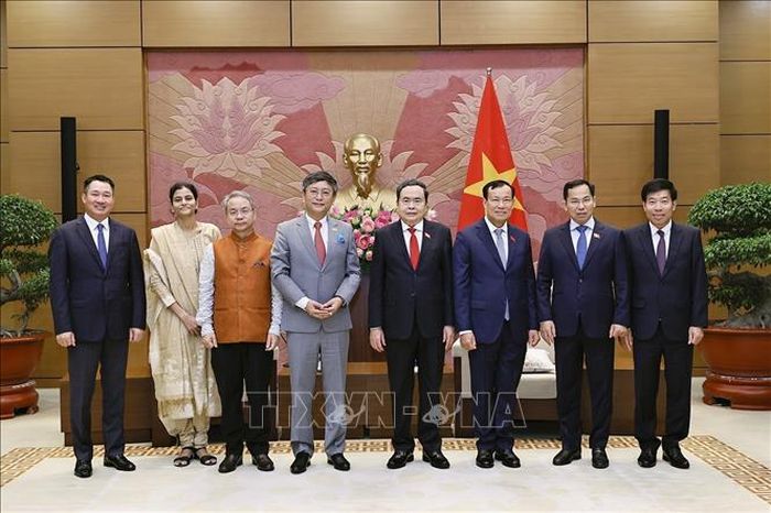 Chủ tịch Quốc hội Trần Thanh Mẫn với đại biểu. Ảnh: Doãn Tấn/TTXVN