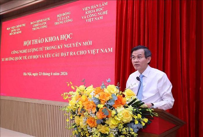 Đồng chí Đoàn Minh Huấn, Ủy viên Bộ Chính trị, Giám đốc Học viện Chính trị quốc gia Hồ Chí Minh, Phó Chủ tịch Thường trực Hội đồng Lý luận Trung ương phát biểu khai mạc. Ảnh: Văn Điệp/TTXVN