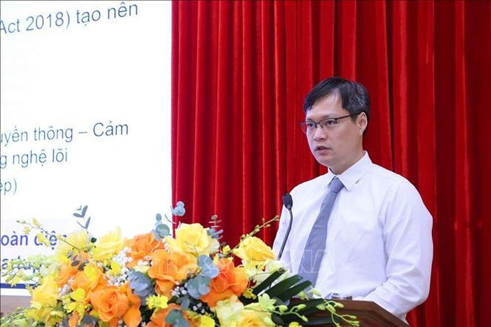 Tiến sĩ Nguyễn Hoàng Dương, Phó Trưởng ban, Ban Khoa học và Công nghệ, Viện Hàn lâm Khoa học và Công nghệ Việt Nam trình bày tham luận tại hội thảo. Ảnh: Văn Điệp/TTXVN