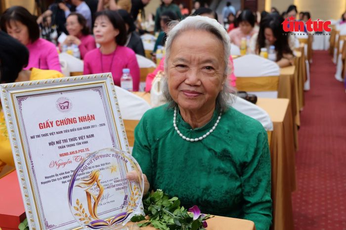 Dù đã dừng công tác nghiên cứu, PGS.TS Nguyễn Thị Trâm vẫn luôn dõi theo từng bước đi của ngành lúa gạo.