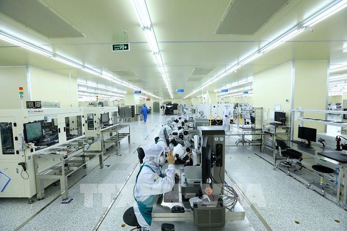 Công ty TNHH Hana Micron Vina 100% vốn đầu tư của Hàn Quốc đóng trên địa bàn tỉnh Bắc Giang chuyên sản xuất và gia công bảng vi mạch tích hợp sử dụng cho điện thoại di động và các sản phẩm điện tử thông minh khác. Ảnh tư liệu (minh họa): Tuấn Anh/TTXVN