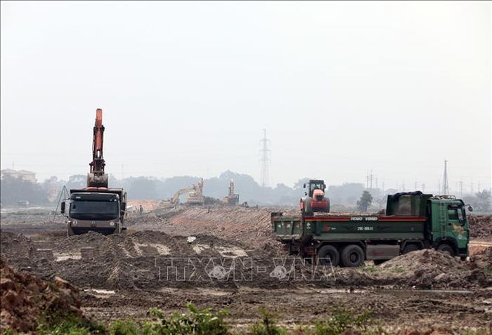 Nhà thầu triển khai các hạng mục đắp cát nền đường, xử lý nền đất yếu. Ảnh tư liệu: Huy Hùng/TTXVN