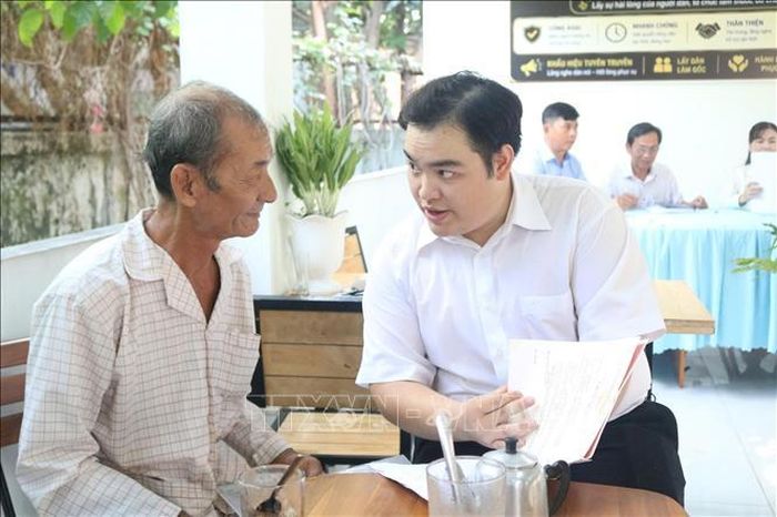 Cán bộ Văn phòng Đăng ký đất đai Chi nhánh khu vực liên xã An Châu (An Giang) giải đáp những vướng mắc liên quan đến hồ sơ đất đai cho người dân.