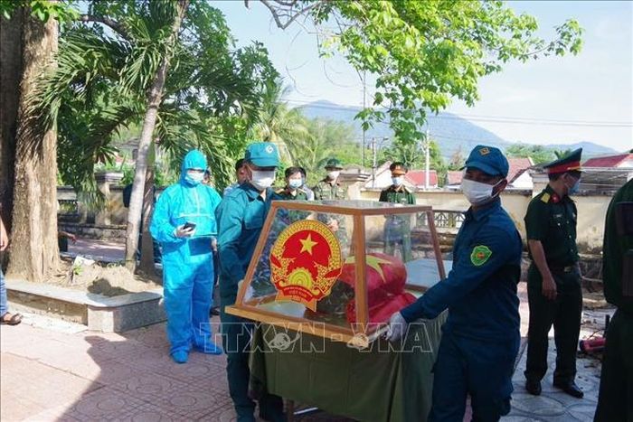 Công tác lấy mẫu ADN hài cốt liệt sĩ được thực hiện tại Nghĩa trang liệt sĩ Khánh Vĩnh (tỉnh Khánh Hòa). Ảnh: TTXVN phát