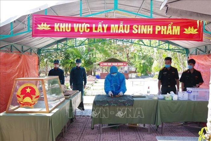 Công tác lấy mẫu ADN hài cốt liệt sĩ được thực hiện tại Nghĩa trang liệt sĩ Khánh Vĩnh (tỉnh Khánh Hòa). Ảnh: TTXVN phát