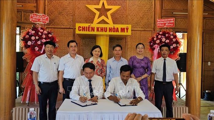 Ký kết bàn giao trưng bày cho UBND phường Phong Điền.