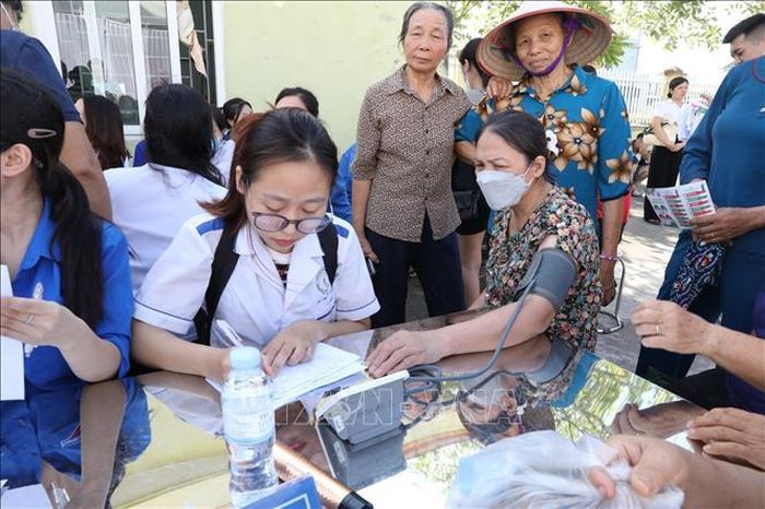 Đông đảo người dân tới khám tại chương trình. Ảnh: Đức Phương/TTXVN