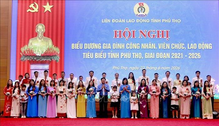 Trao Bằng khen cho các gia đình công nhân, viên chức, lao động tiêu biểu giai đoạn 2021 - 2026. Ảnh: Hoàng Hùng/TTXVN