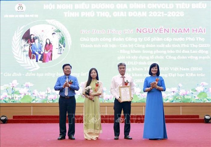 Trao Bằng khen cho gia đình công nhân, viên chức, lao động tiêu biểu giai đoạn 2021 - 2026. Ảnh: Hoàng Hùng/TTXVN