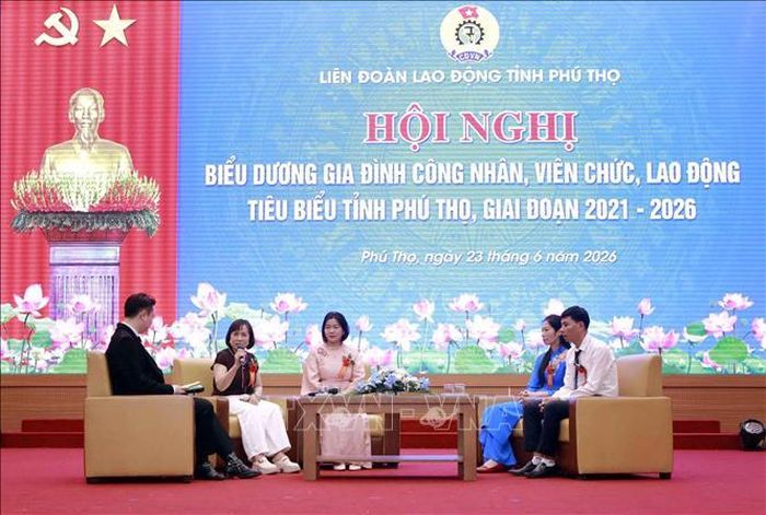 Đại diện các gia đình công nhân, viên chức, lao động tiêu biểu chia sẻ kinh nghiệm trong công tác và cuộc sống gia đình tại hội nghị. Ảnh: Hoàng Hùng/TTXVN