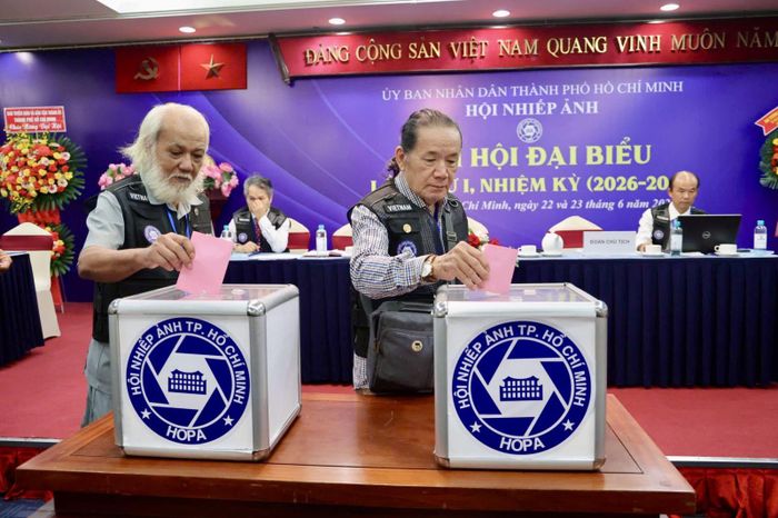 Các nghệ sĩ nhiếp ảnh lão thành thực hiện nghi thức bầu cử Ban Chấp hành Hội Nhiếp ảnh TP Hồ Chí Minh nhiệm kỳ 2026 - 2031.