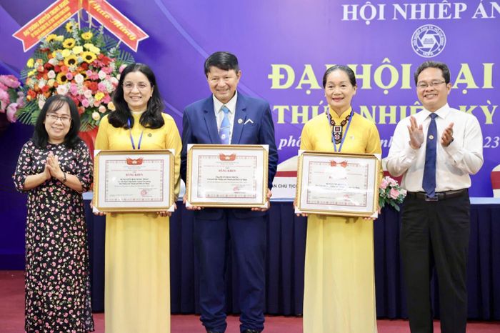 Đại diện lãnh đạo thành phố tặng bằng khen các cá nhân đóng góp nhiều thành tích cho hoạt động nhiếp ảnh trong nhiệm kỳ vừa qua.